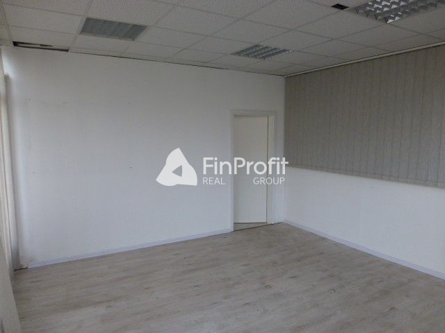 Obchodno-skladový priestor so vstavanou administratívnou čas - 10