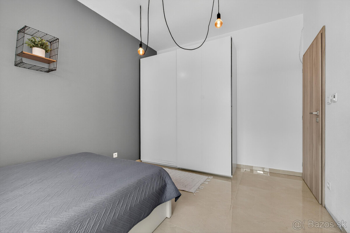 Na predaj 3-izbový byt so záhradkou a vlastným parkovacím mi - 10