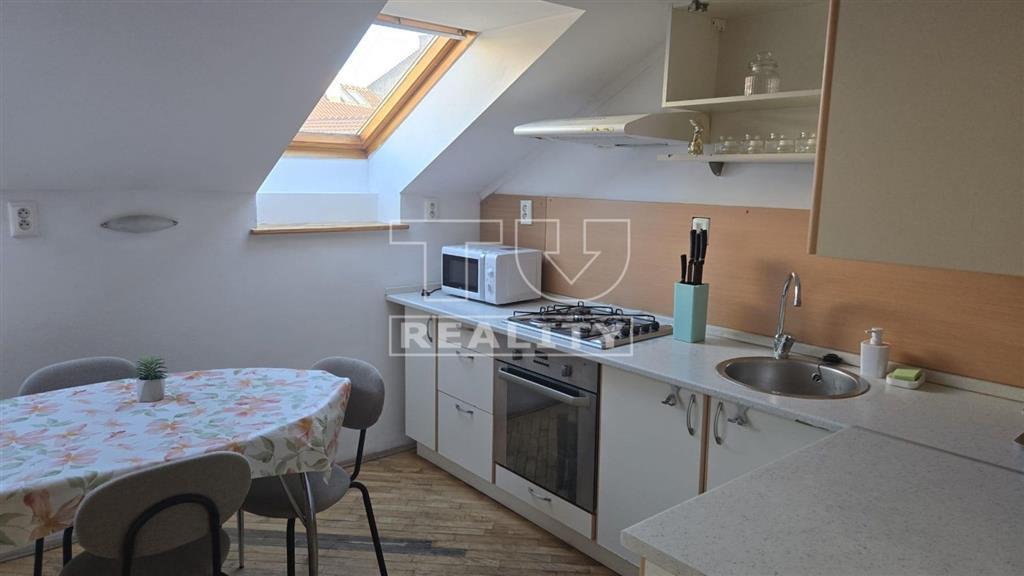 TU reality ponúka Jedinečný 3-izbový podkrovný byt v... - 10