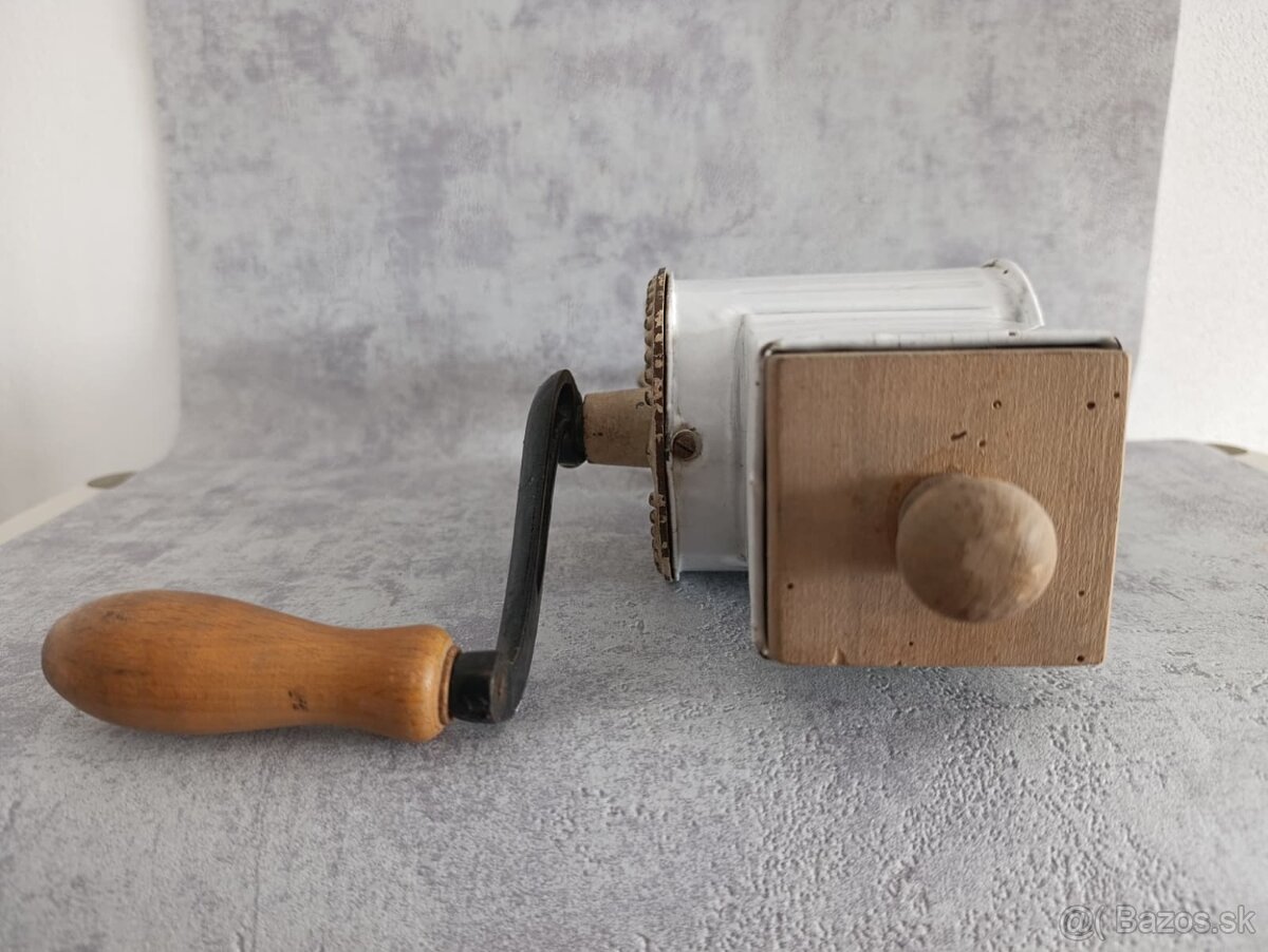 Velmi starý krásný zdobený mlýnek na strouhanku JUGENDSTIL - 10