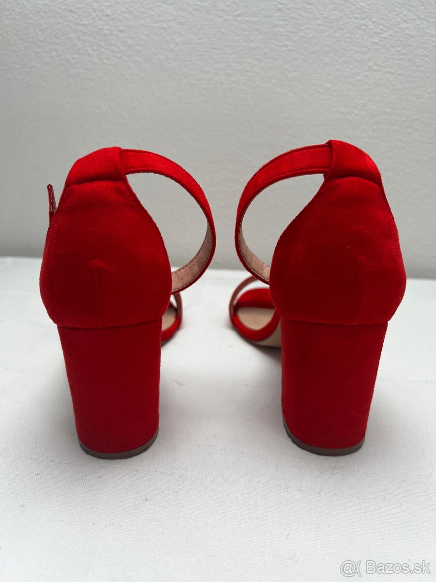 Čierne šaty veľkosť M a topánky - 10