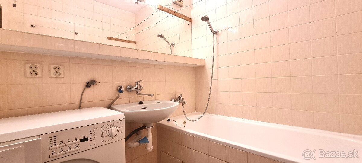 ČISTÝ 3i. BYT S NOVOU SEDAČKOU, POSTEĽAMI A KOBERCOM / BA IV - 10