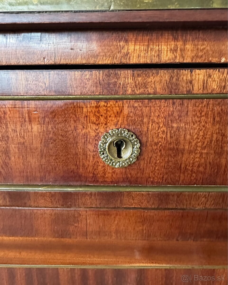 Komoda - 10