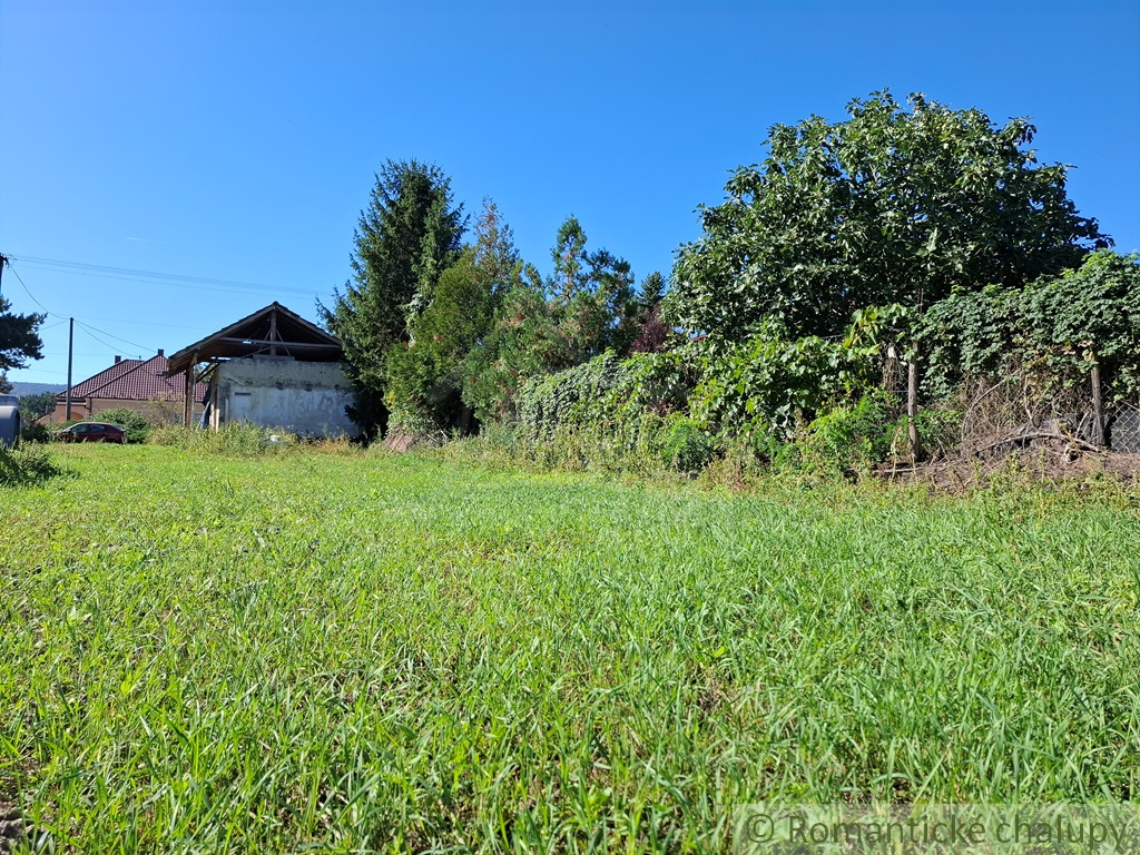 Pozemok so starým domom a inžinierskymi sieťami v obci Kra - 10