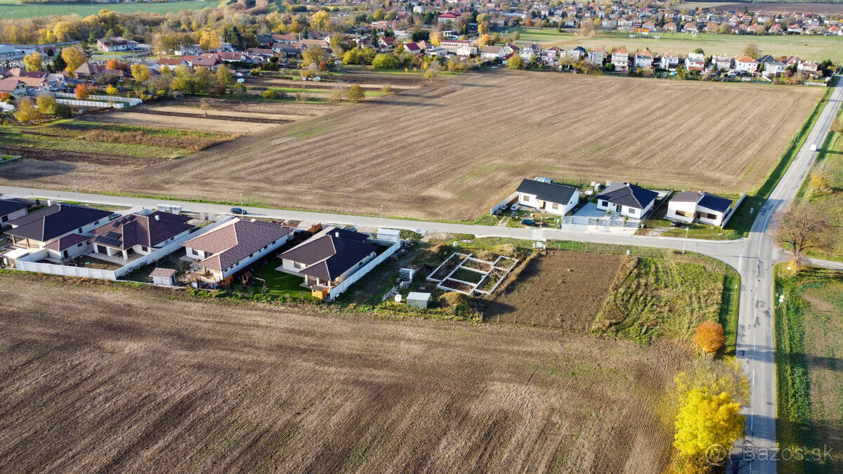 Na predaj stavebný pozemok so základovou doskou v Dolnom Vin - 10