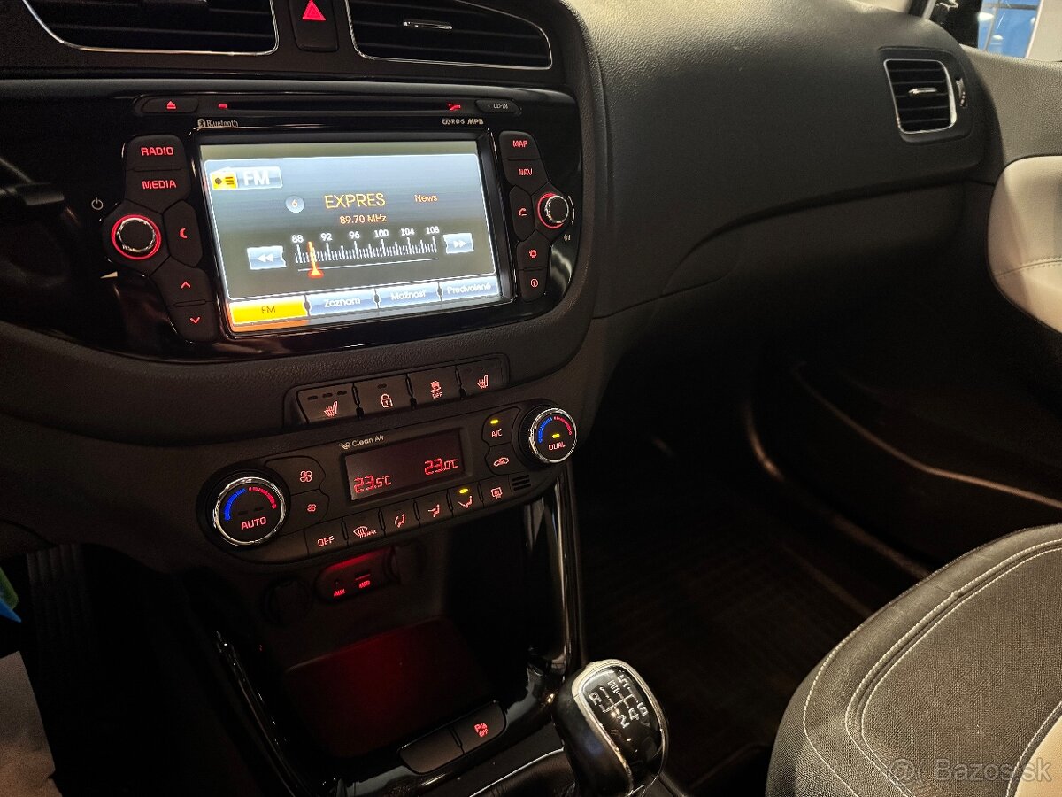 KIA Ceed SW 1.6 CRDI Gold 128 tisíc km/Slovák/ 2015 - 10