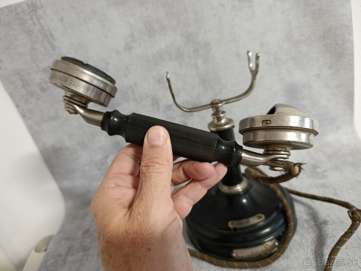 Velmi starý telefon s kruhovou základnou.se stítkem Ericsson - 10