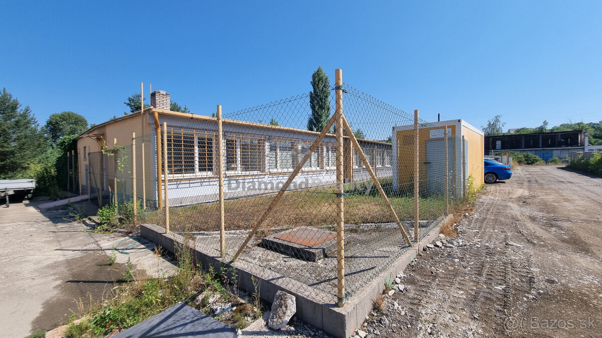 administratívna budova, pozemok - 10