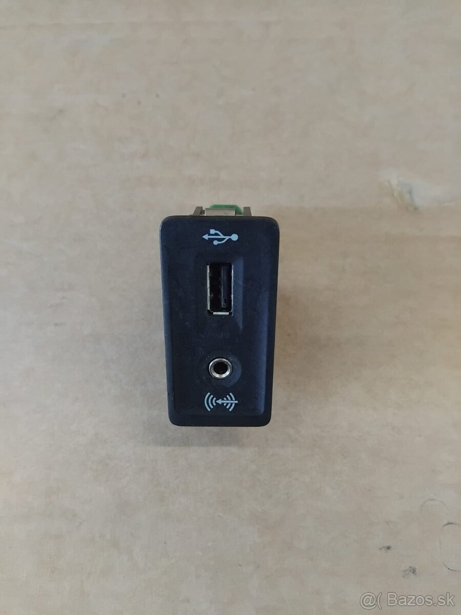 USB konektor - zásuvka AUX - 10