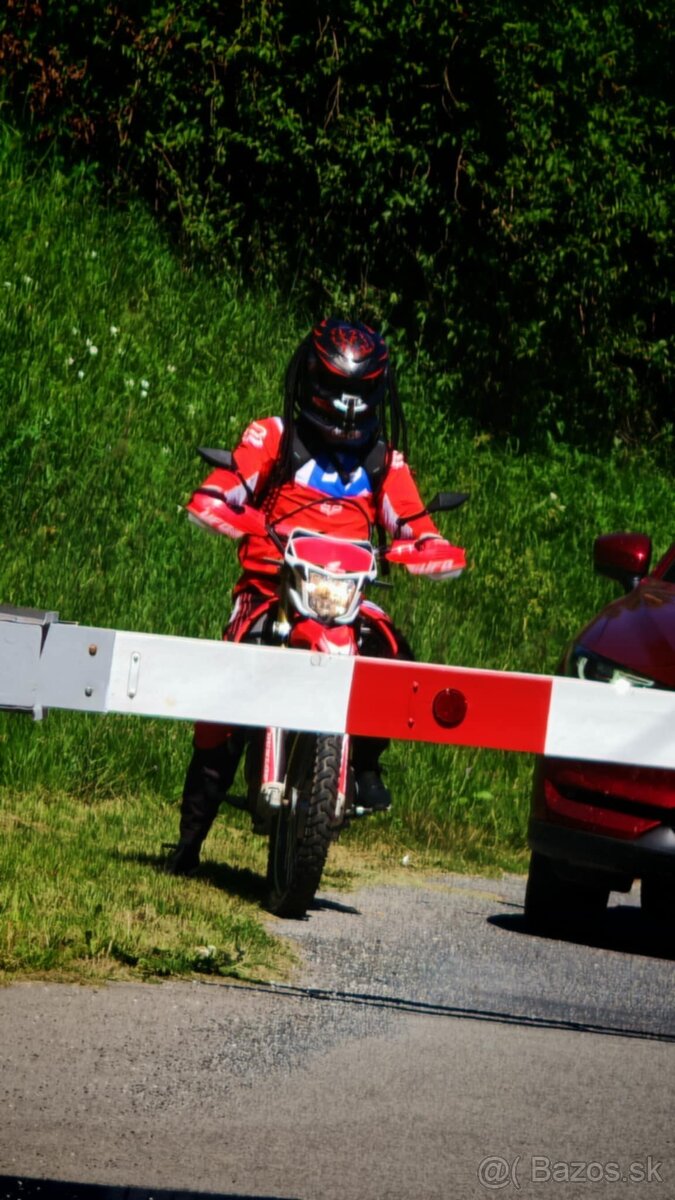 Predátor Prilba - 10