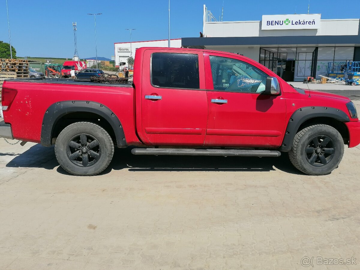 NISSAN TITAN V8 - 10