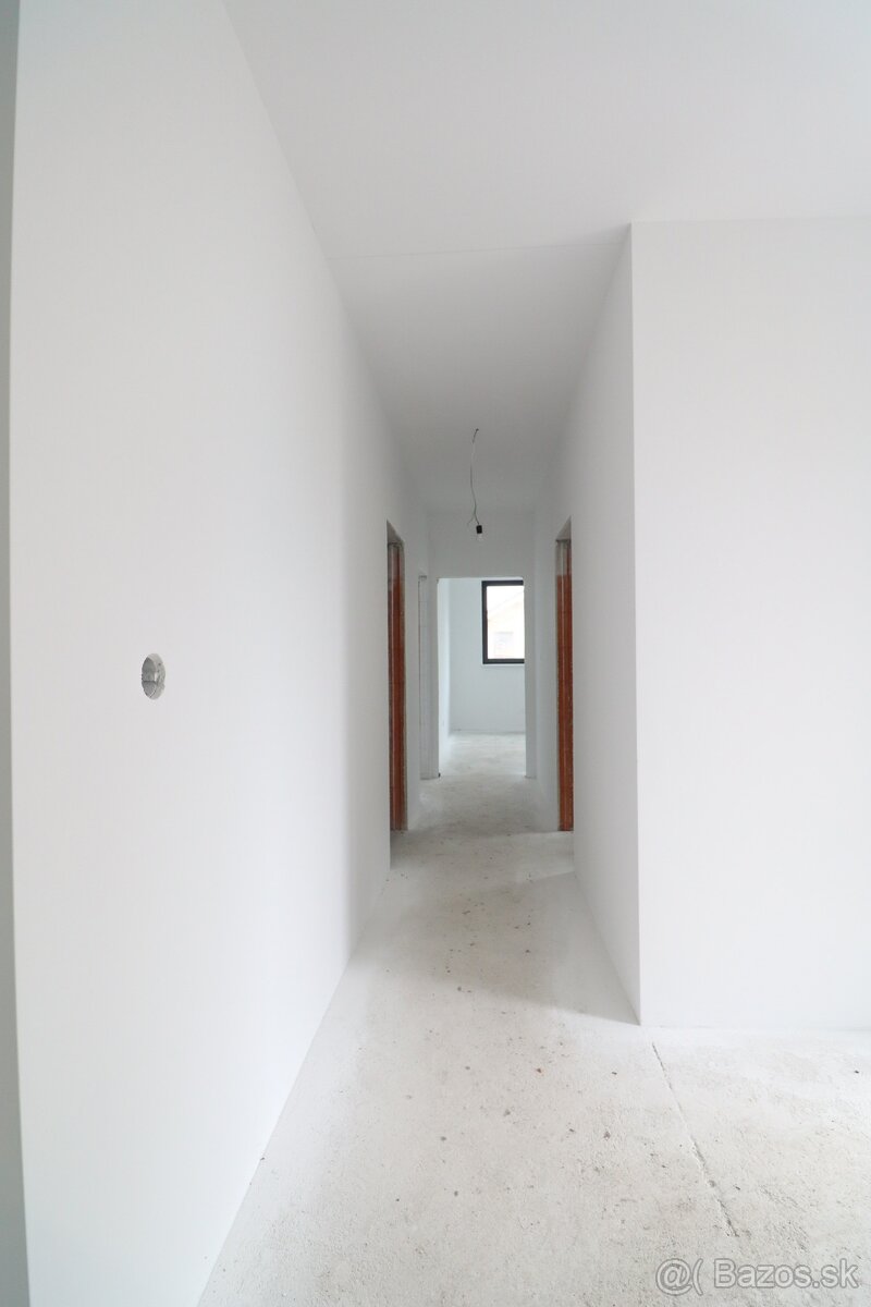 MODERNÝ DVOJDOM V POVODE- VEĽKÝ POZEMOK - 10