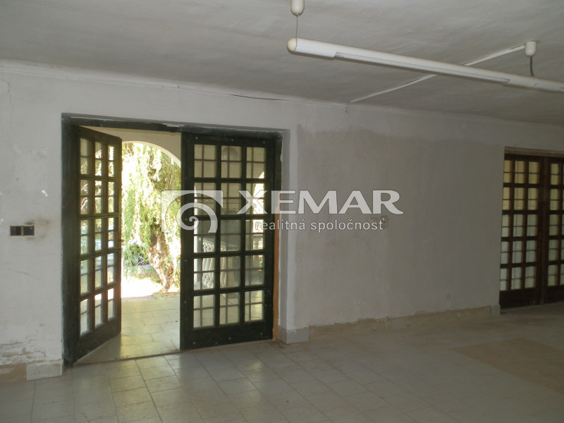 Dom, komerčné a prevádzkové priestory - 10