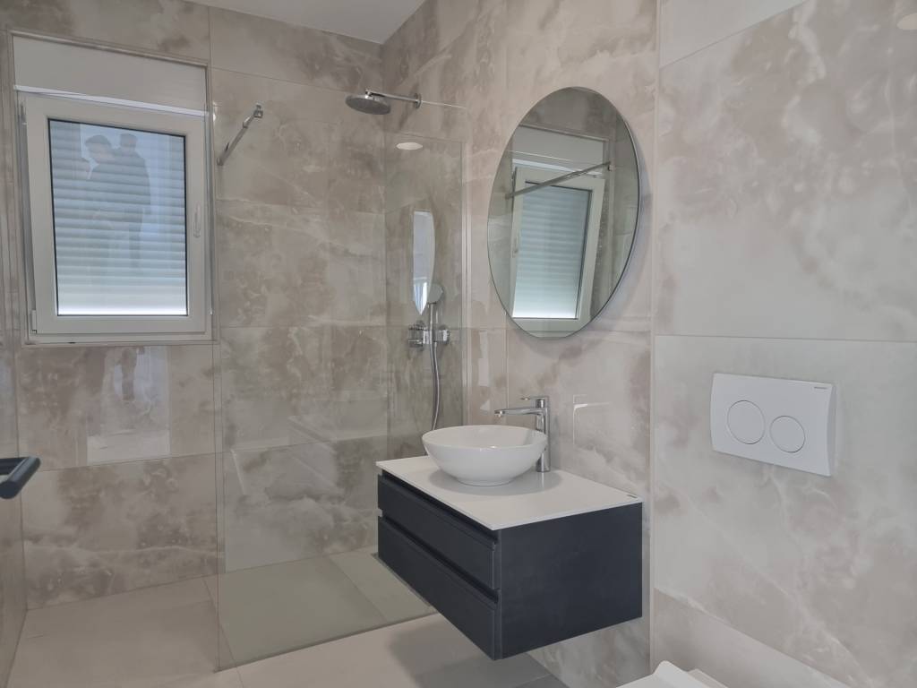 CHORVÁTSKO - Moderné apartmány neďaleko peknej pláže - VODIC - 10