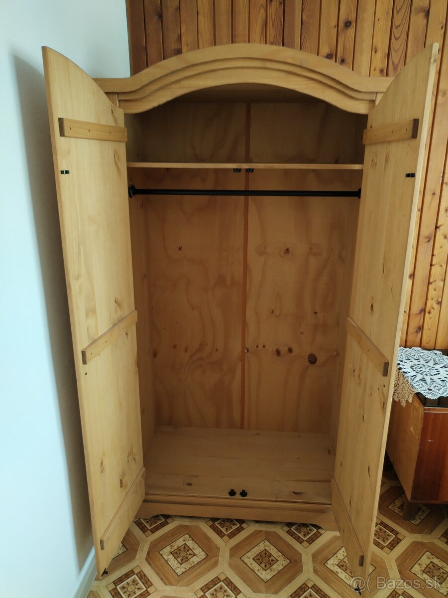 Skriňa a stolík-masív borovica - 10
