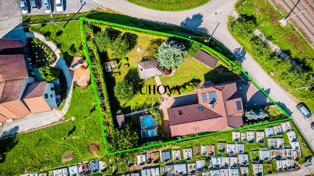 RODINNÝ dom s bazénom a krásnou záhradou - 10