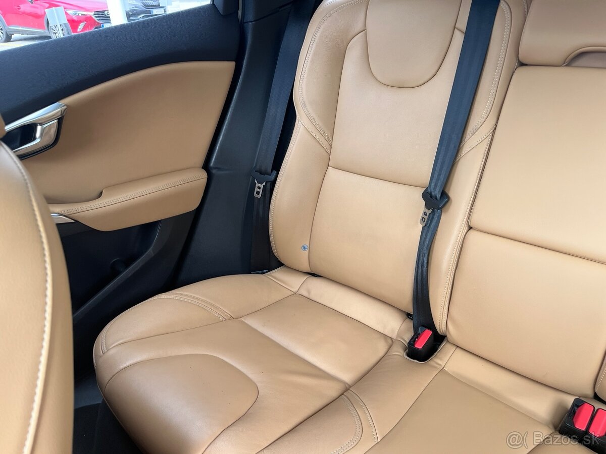 Volvo V40 Cross Country - 10