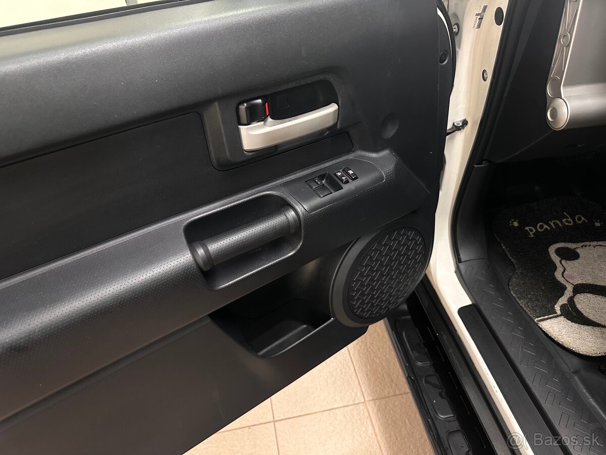 Toyota FJ Cruiser - 10