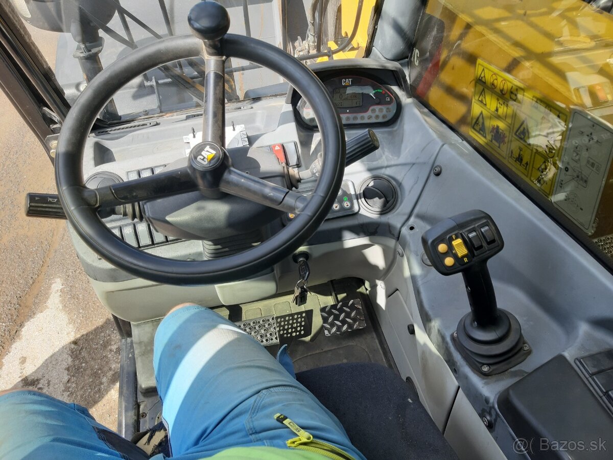 Teleskopický manipulátor CAT TH407C 2015 - 10