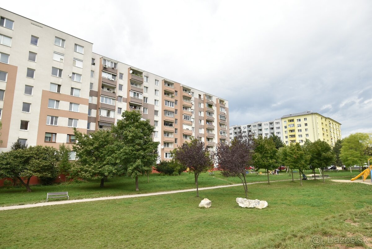 Pezinok:Ponúkame priestranný 3 izbový byt , Svätoplukova ul. - 10