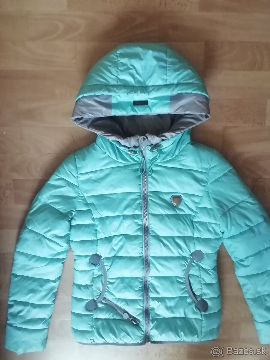 Červená vetrovka velkosť S - 10