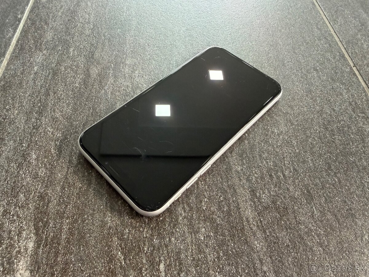 Apple iPhone XR 64 GB v bielej farbe White - 10