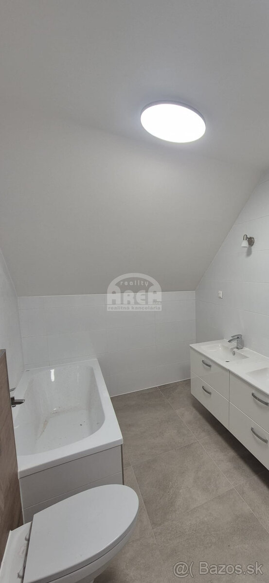 Novostavba dvojpodlažného rodinného domu v obci Kravany - 10