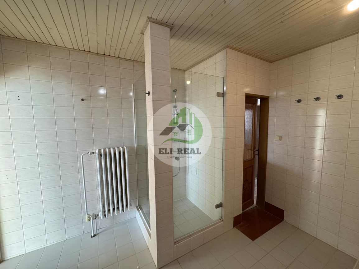 Prenájom priestranného mezonetového bytu s garážou a záhrado - 10