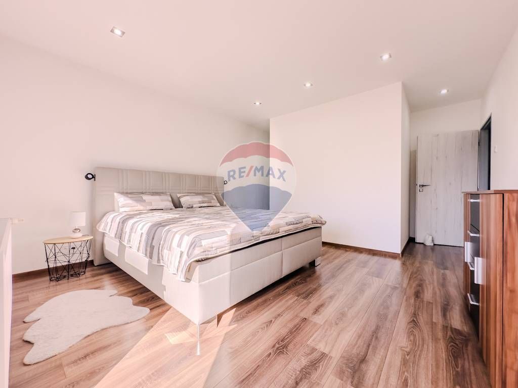 REZERVOVANÉ Zrekonštruovaný dom s bazénom - Šibeničný vrc - 10