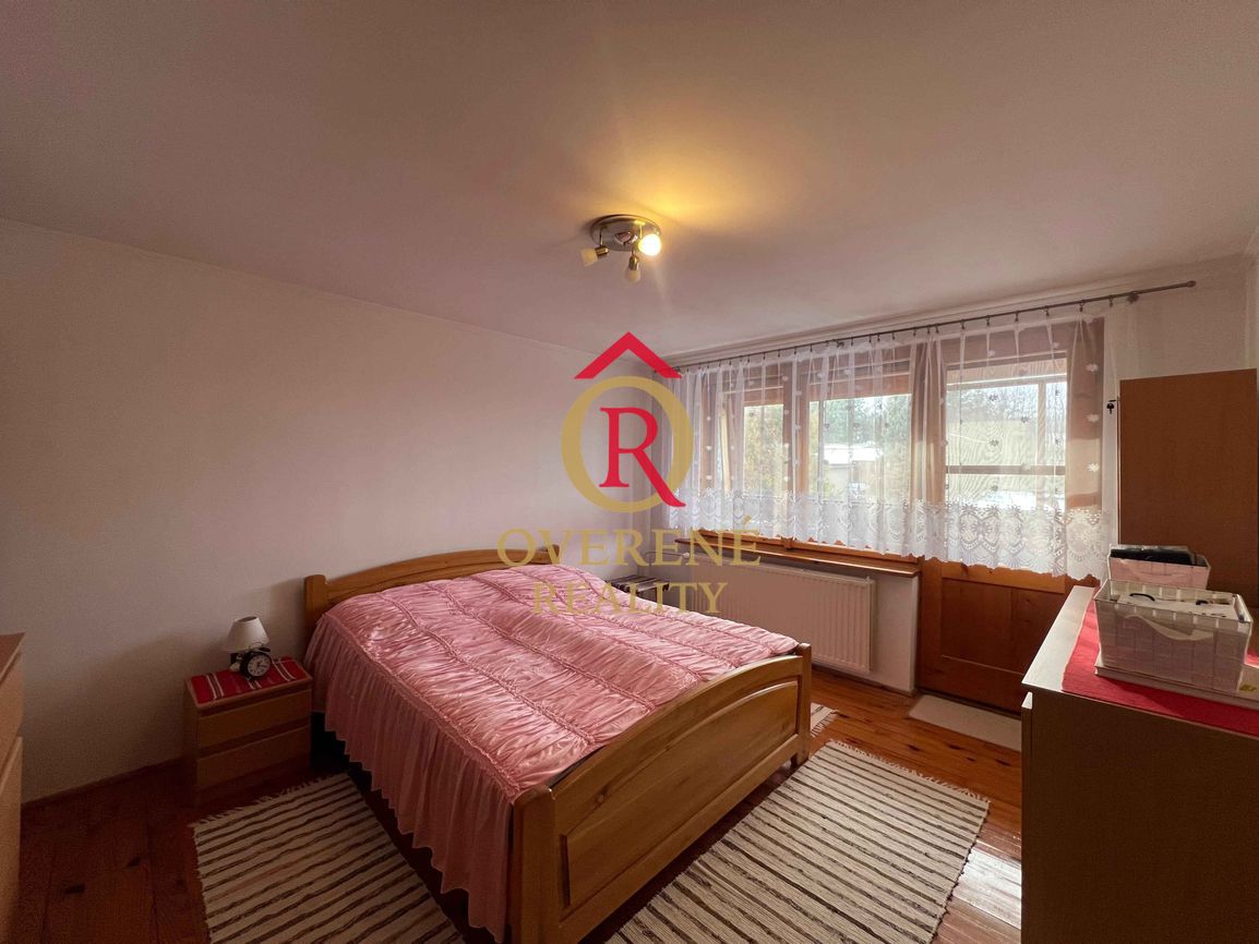 Exkluzívne na predaj priestranný rodinný dom so slnečnou záh - 10