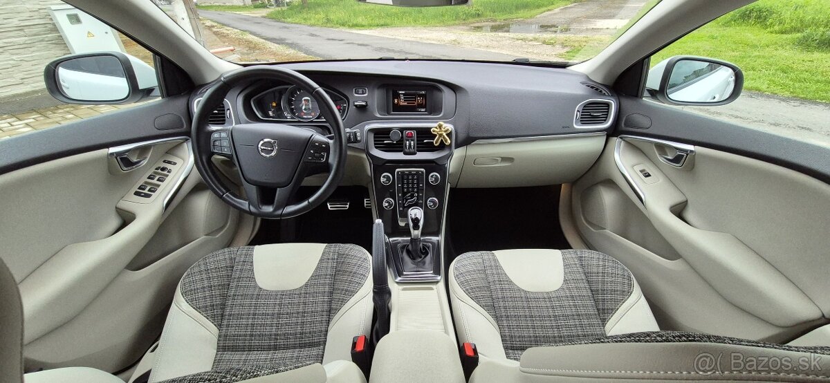 Volvo V40 T2 1.5L 122k Momentum Geartronic - 10