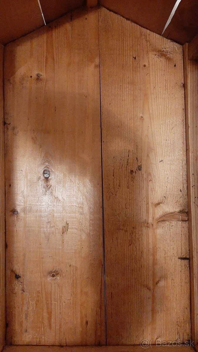 Starožitná skrinka, kaplnka so soškou. - 10