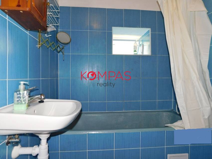 NA PREDAJ DVA DOMY S DVOROM A VEĽKÝM POZEMKOM LOKALITA - KR - 10