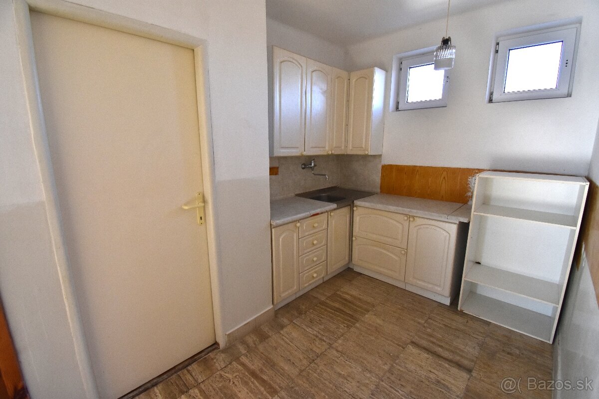 Na predaj 6-izbový rodinný dom v obci Matúškovo - 10