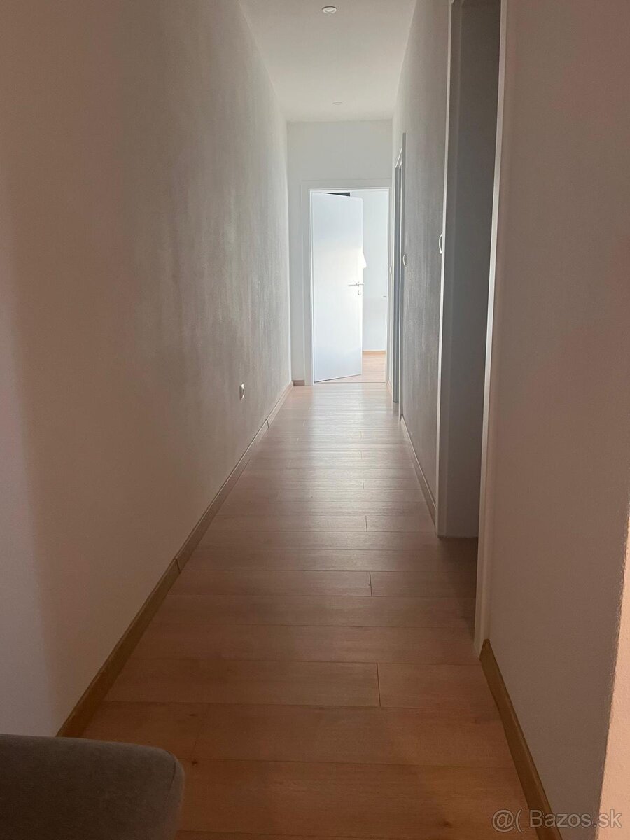 Krásny 3,5 izbový átriový rodinný dom v obci Beladice - 10