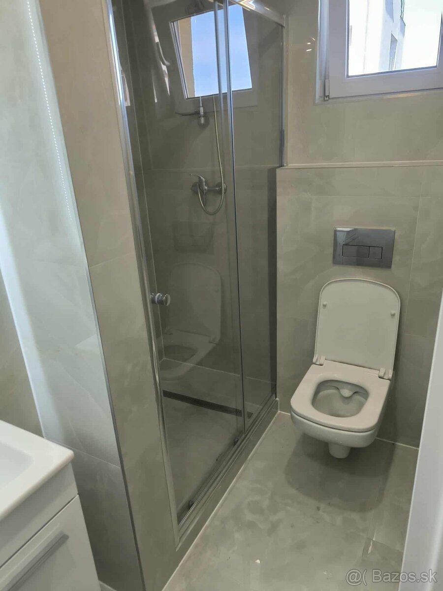 Prenájom bytu na námestí - 10