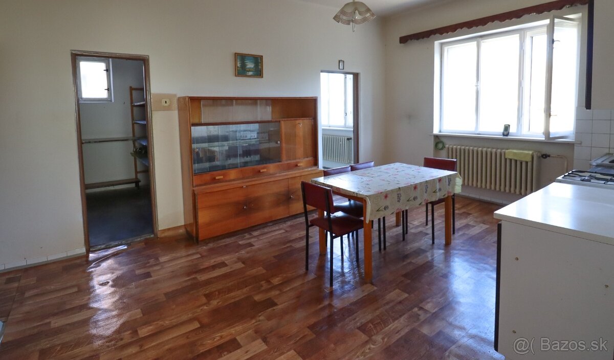 Rodinný dom s veľkým pozemkom v obci Vrakúň - 10