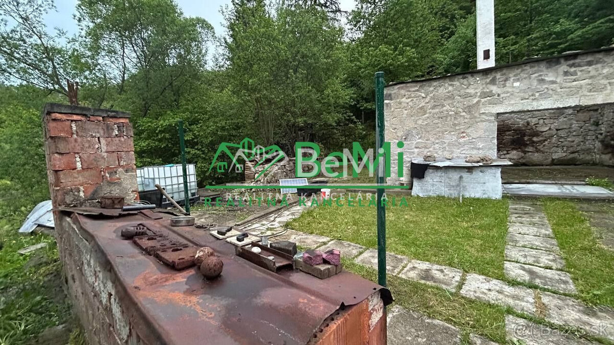 Čarovný pozemok s múrmi pôvodného domu, Sebedín - 10