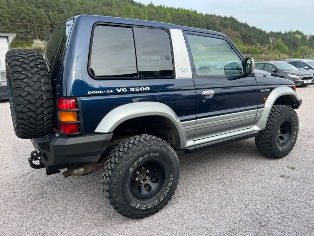Mitsubishi Pajero 3.5 GLS A/T AB A/C LED - 10