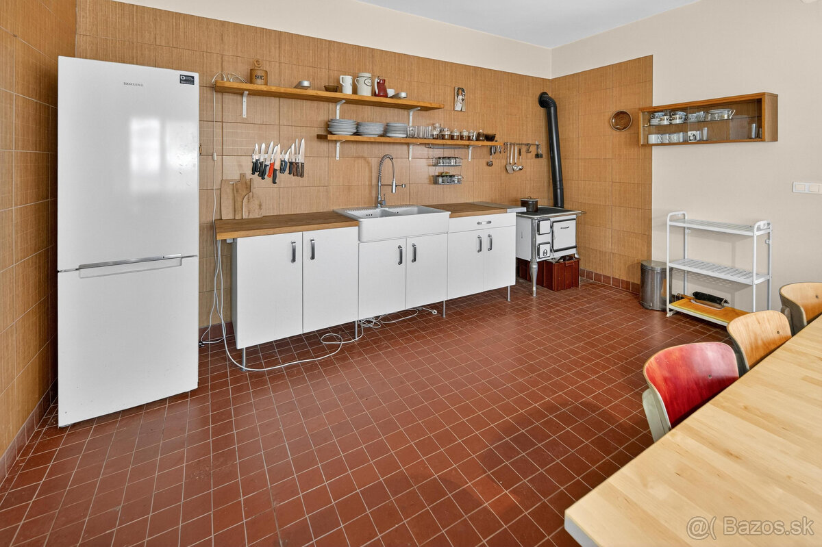 Na predaj priestranná 5-izbová chata s rozľahlým ovocným sad - 10