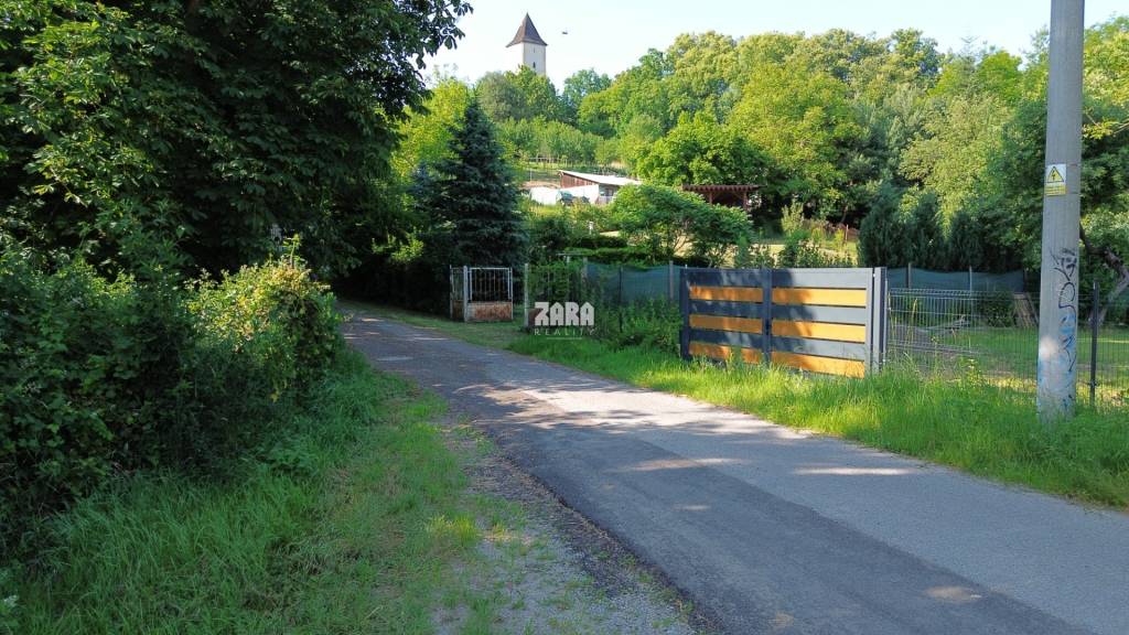 SVINICA - Pekný stavebný pozemok 612 m2, VŠETKY IS. - 10