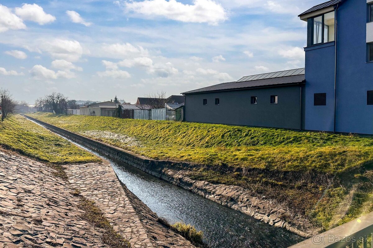Na PREDAJ Slnečný, stavebný pozemok ,oplotený v obľúbene - 10