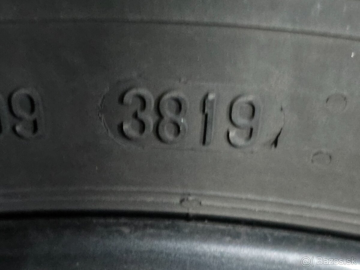 Predám zimné pneumatiky 215 /60/R17 - 10