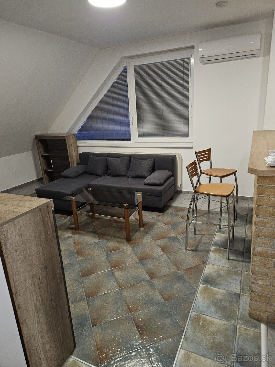 2 izbovy podkrovny byt, Sereď - 10