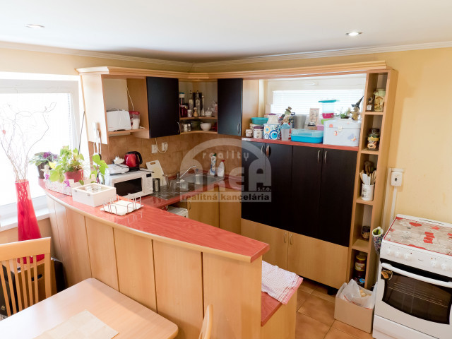 Komerčná budova s 2-izbovým bytom vo Vranove nad Topľou - 10