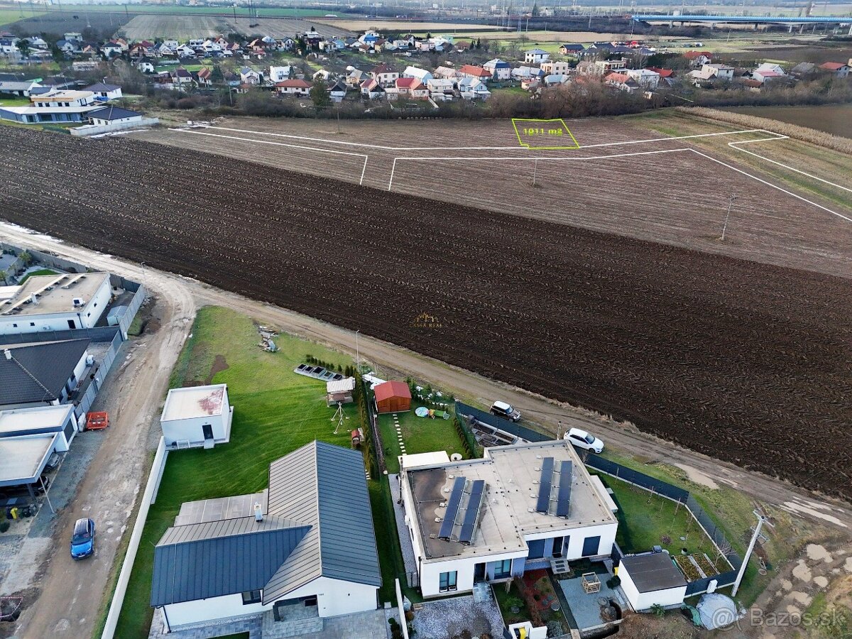 Rovinatý slnečný pozemok (1011 m²) na výstavbu RD / Haniska - 10