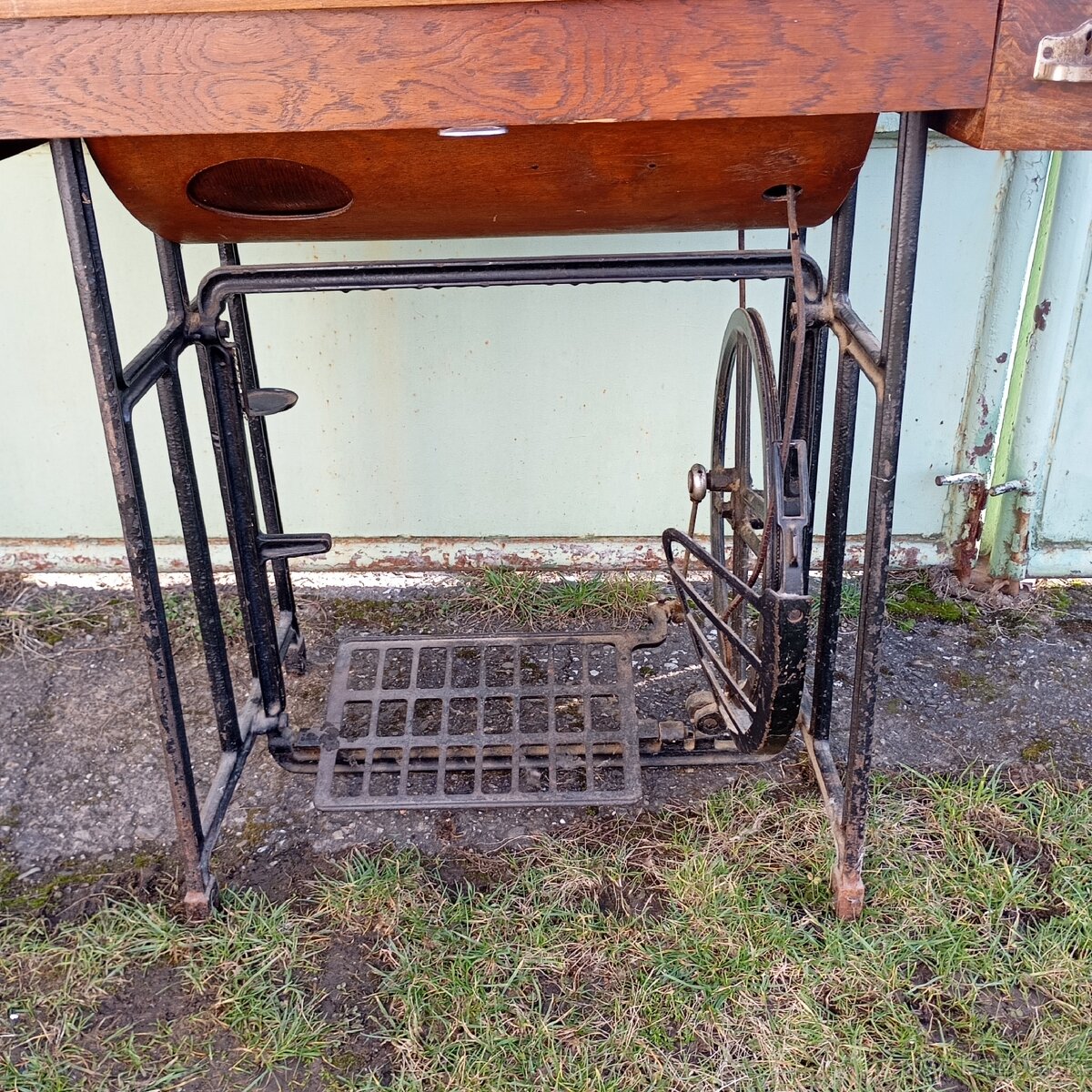 starý šijací stroj LADA - 10