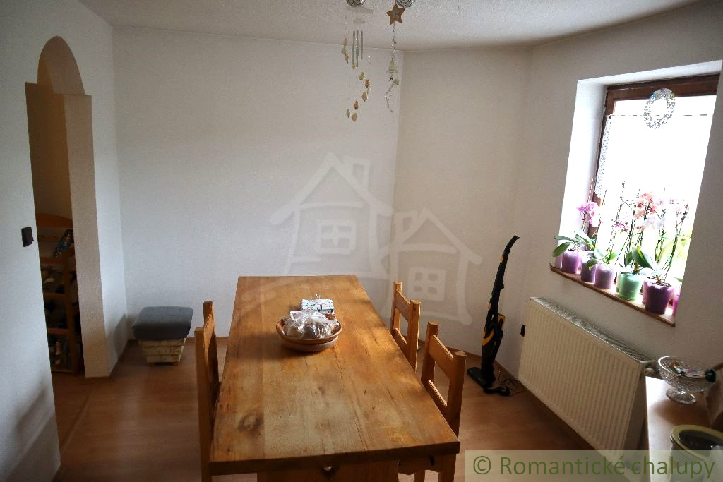 Priestranný rodinný dom s peknými výhľadmi v Hriňovej - 10