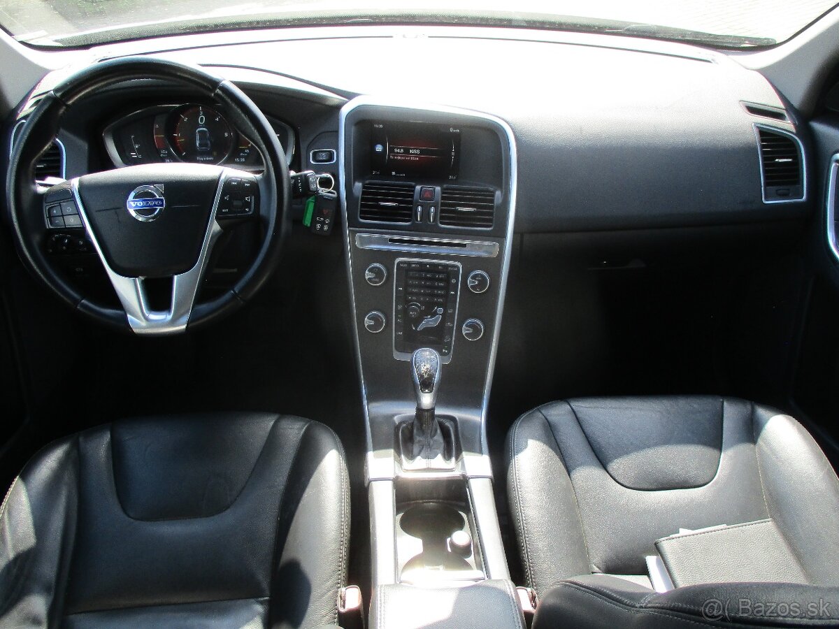 VOLVO XC60 2,4D4 Summum AWD Auto Pano Xen 2014 - 10
