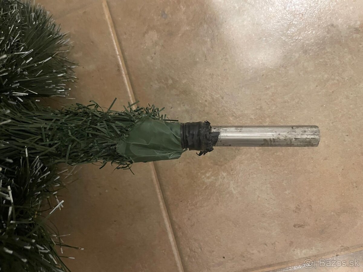 Umelý vianočný stromček - jemne zasnežená borovica - 10